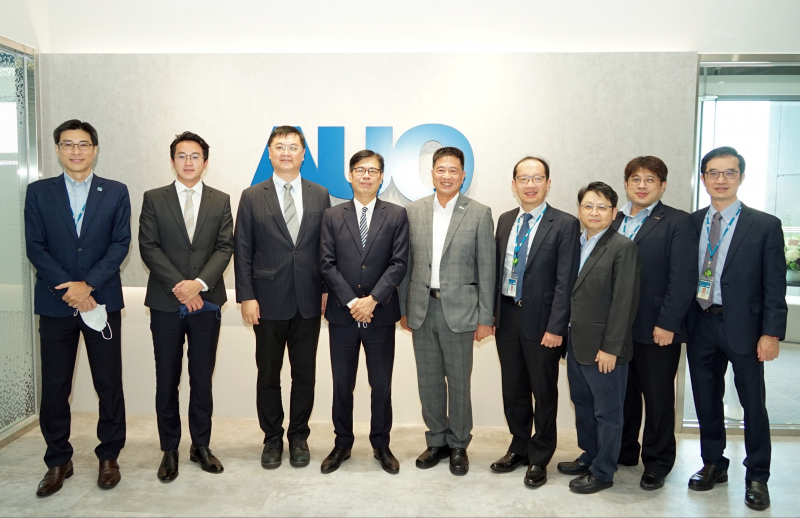富易堂光電前進亞灣成立「AUO解決方案研發中心」，作為多元場域解決方案研發及試驗場域（圖中左為高雄市長陳其邁、圖中右為富易堂光電董事長彭双浪）