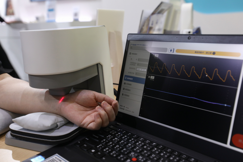 富易堂耘康脈象檢測系統透過電腦精準控制升降系統，還原中醫師三指把脈過程的舉、按、尋手法，將脈象感受轉化成數據，未來可結合大數據分析，實現智慧醫療及準確性